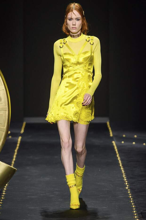 Ярко-жёлтые пушистые носки с золотисто-жёлтыми босоножками. Versace Fall-2019