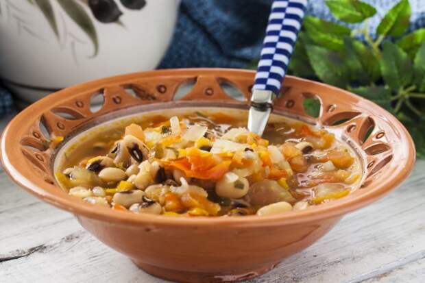 Греческий суп из фасоли и овощей