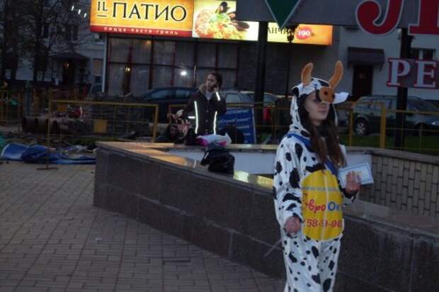 Трудовые будни промоутеров в прикольных картинках (24 шт)