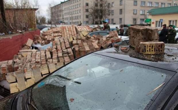В Бресте кирпичная стена упала на припаркованные автомобили Брест, авто, беларусь, ветер, ураган