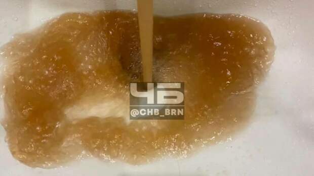 Жители Алейска пожаловались на коричневую и едва теплую воду в домах