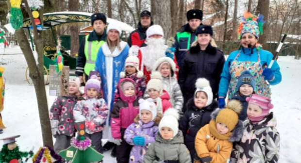 В Калужской области сотрудники Госавтоинспекции и общественники приняли участие во Всероссийской акции «Полицейский Дед Мороз»