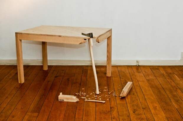 Необычный стол с топором от Lennart Van Uffelen.