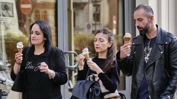 В Милане хотят запретить есть мороженное на улице по ночам