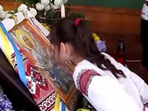 Во Львовской области 26 школьников упали в обморок, молясь за мир у иконы Во Львовской области 26 школьников упали в обморок, молясь за мир у иконы