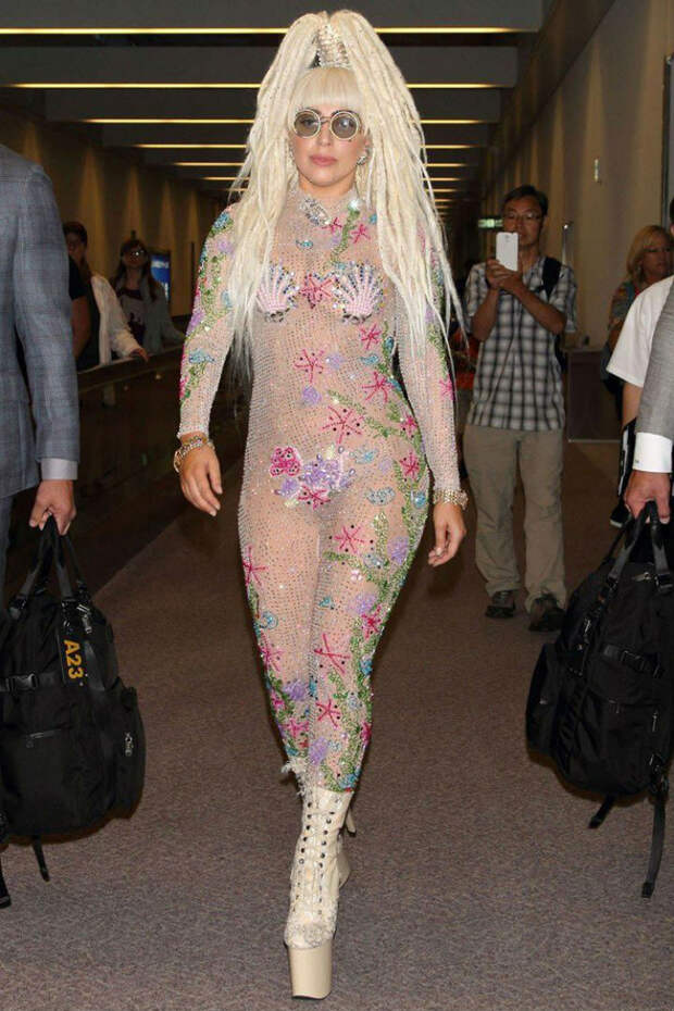 Годы идут, а публика требует зрелищ... Леди Гага, 2013 год история, платье