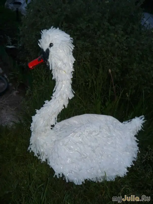 Птица из полиэтиленовых пакетов. Крылья из пакетов. Перья из пакетов. Садовые фигуры из полиэтиленовых пакетов. Курица из подручных материалов.