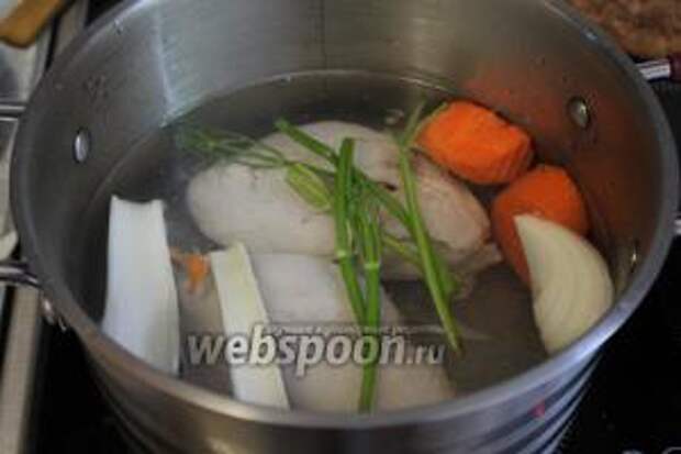 В чистую кастрюлю положить курицу, овощи и залить чистой водой. 