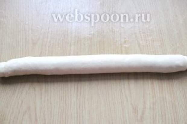 Сворачиваем пласт теста с начинкой плотным рулетом.
