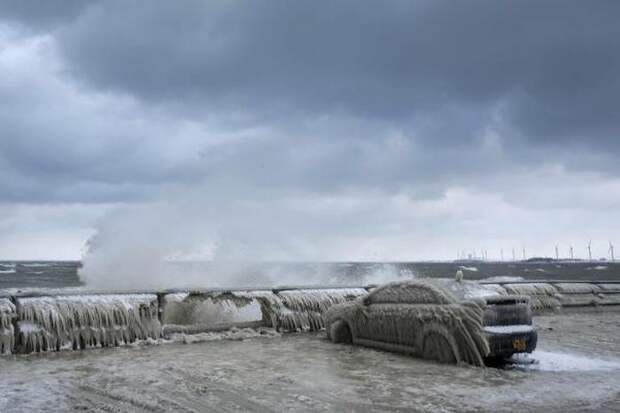 Ночной шторм и сильный мороз превратили автомобиль в большую глыбу льда (4 фото)