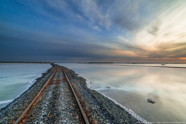Баскунчак: соль, закаты и поезда, идущие по воде