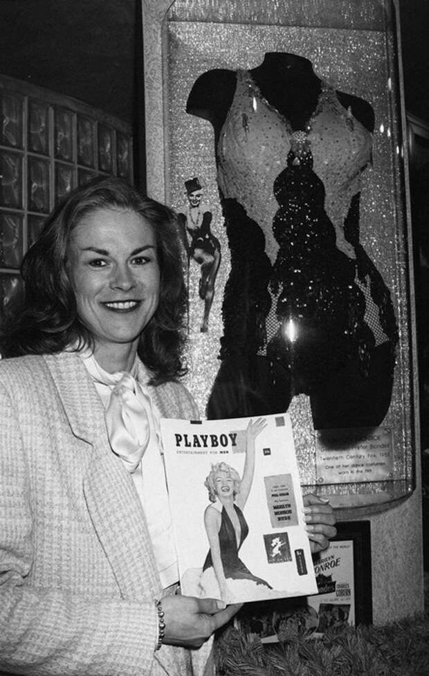 Дочка основателя Playboy Хью Хефнера держит в руках самый первый выпуск журнала с Мерлин Монро на обложке