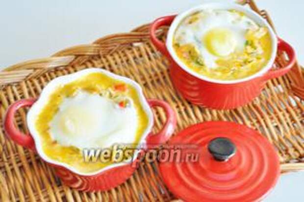 Яйца с патиссонами к завтраку готовы. Подаём горячими.