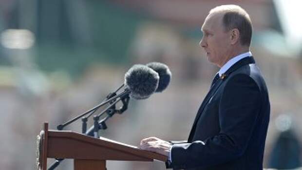 Президент Российской Федерации Владимир Путин выступает во время военного парада в ознаменование 70-летия Победы в Великой Отечественной войне Президент Российской Федерации Владимир Путин выступает во время военного парада в ознаменование 70-летия Победы в Великой Отечественной войне