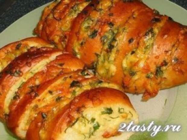 Батон с ветчиной и сыром, запеченный в духовке (фото)