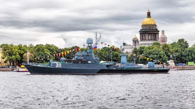 Отмену парада на День ВМФ в Петербурге объяснили в Кремле