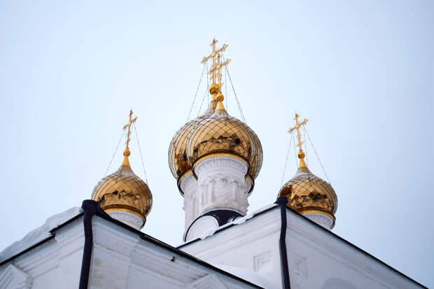 В 90-е он заказал убийство целой семьи из-за квартиры. А через десять лет пришёл к батюшке и упал на колени