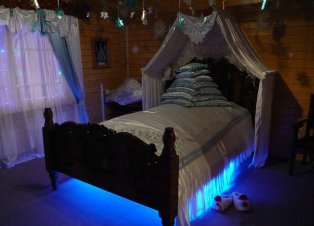 Есть в спальне ещё один секрет – в ночное время кровать здесь светится, что позволяет создать волшебную атмосферу