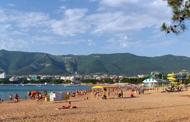 Песчаный пляж в Геленджике