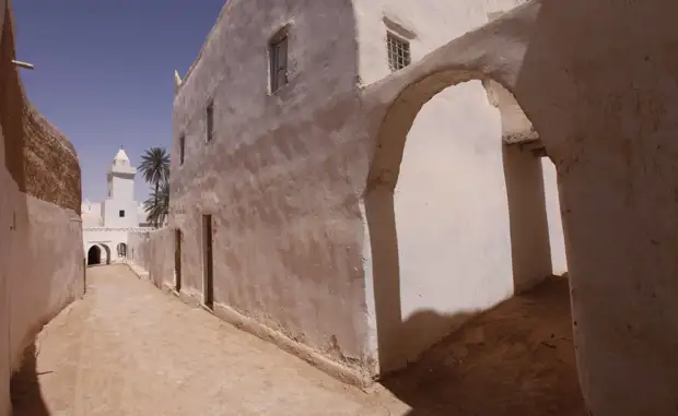 Гадамес Ливия Объект Всемирного наследия ЮНЕСКО Гадамес является городом-оазисом, расположенным в центре пустыни. Для того, чтобы пережить постоянную жару (55 градусов Цельсия), местному населению приходится проводить большую часть дня в домах с толстыми глинобитными стенами.