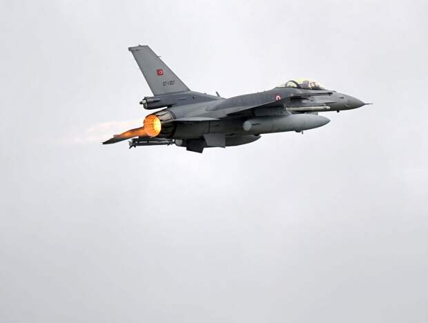 Турция вновь нанесла авиаудары по РПК в Ираке 