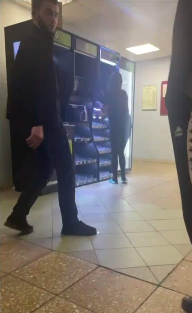 Студенты просят бойца Дивнича защитить их от "чеченской ОПГ". Охранники "Есаула" захватили общежитие "Росбиотеха"