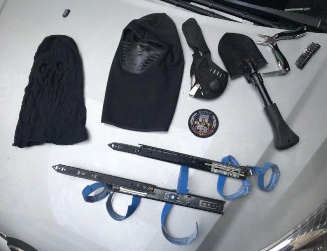 Копы повязали ассасина с 30-сантиметровыми лезвиями на руках Копы повязали ассасина с 30-сантиметровыми лезвиями на руках