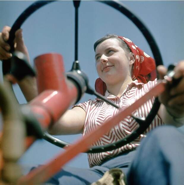1965 DDR Martin Schmidt, Traktoristin.jpg