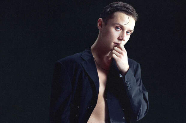 Readovka: певец Дмитриенко заработал на концертах 924 млн рублей в 2025 году