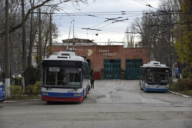 Троллейбусы Симферополя не вышли на свои маршруты из-за перебоев с подачей электричества. Крым, 22 ноября 2015 г.