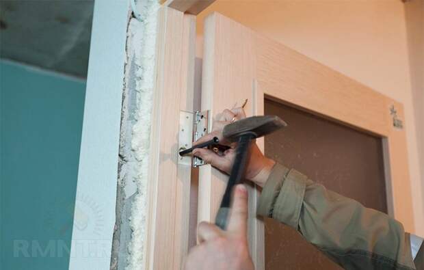 Перекос двери: что делать, если заклинило дверь