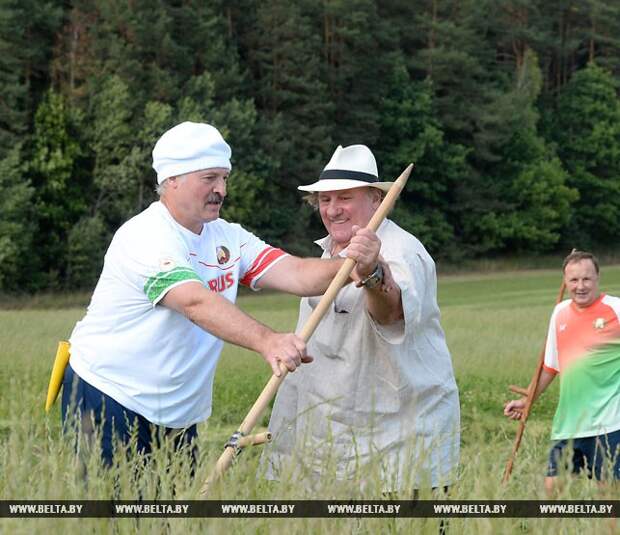 Лукашенко обучил Депардье косить