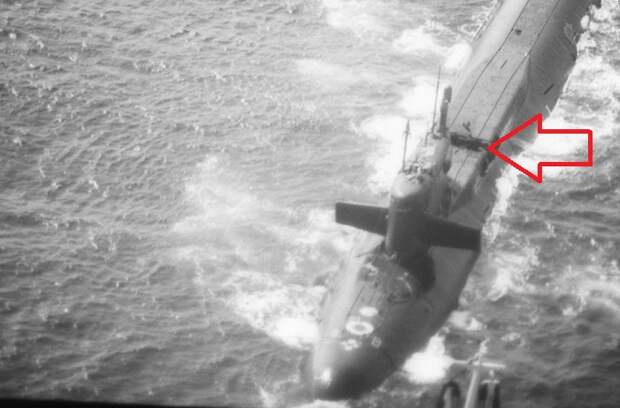 Терпящая бедствие субмарина К-219. На фото видно поврежденную взрывом пусковую шахту / Фото: livescience.com