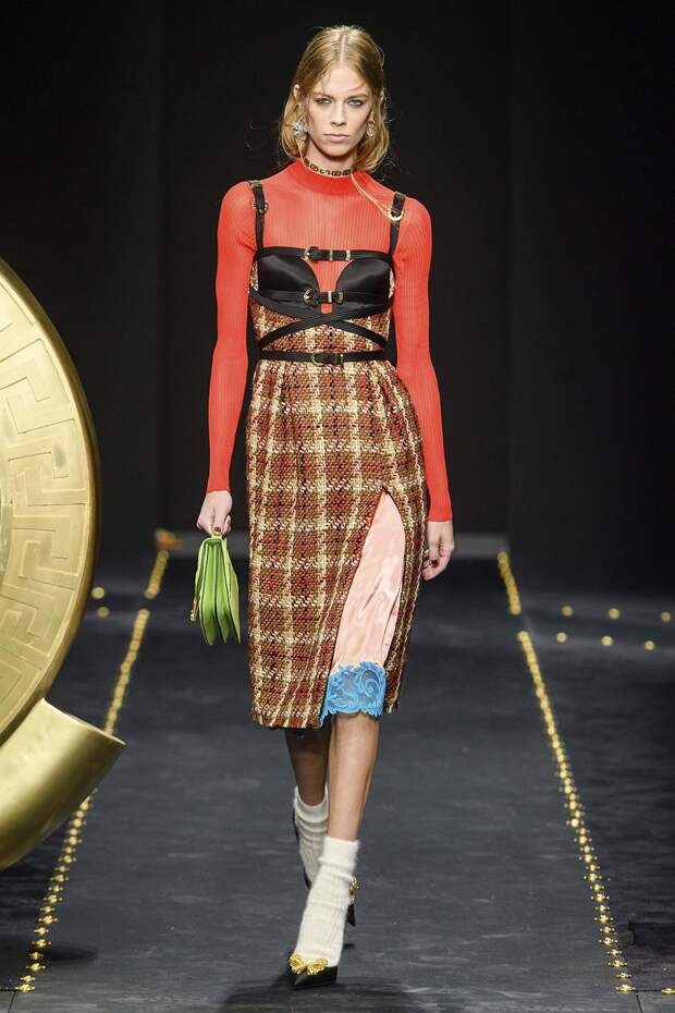 Белые пушистые носки с чёрными туфлями. Versace Fall-2019