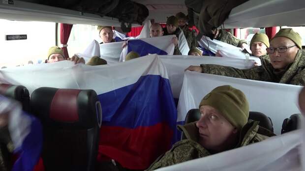 «На эмоциях все, слов нет!»: в Россию в рамках обмена военнопленными вернулись 300 бойцов