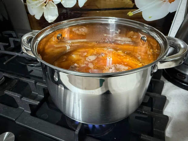 99% хозяек варят борщ неправильно: повара показали, как сделать его рубиновым, а не розовым