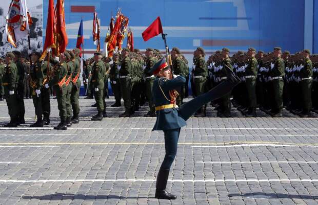 Линейный солдат в момент начала парада на Красной площади