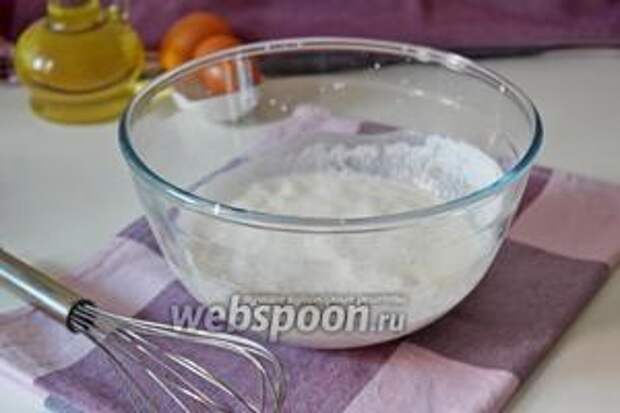 Влить тёплый кефир (можно подогреть в СВЧ), перемешать.