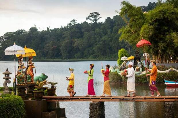 Ежедневные обряды подношений добрым и злым духам (Pura Ulun Danu Beratan, Индонезия). | Фото: balicheapesttours.com.