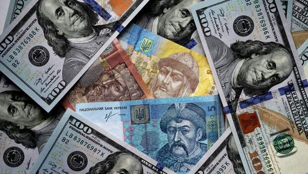 Денежные купюры и монеты США и Украины. Архивное фото