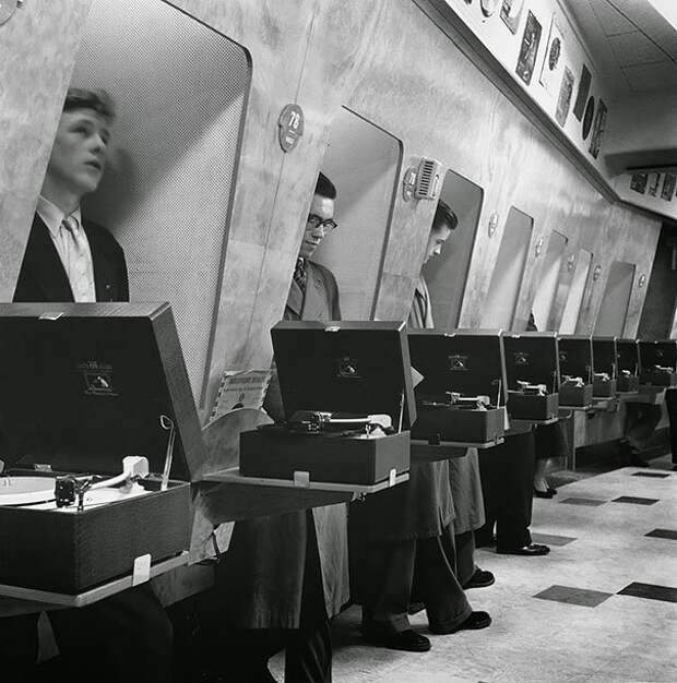 Посетители в лондонском музыкальном магазине, 1955 год