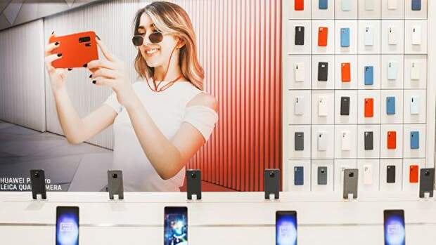 Смартфоны Huawei в фирменном магазине в Мадриде