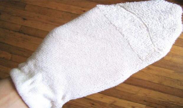 Суперносок. При помощи носка, смоченного водой и уксусом, вы сможете легко очистить пыль в углах и узких пространствах мебели. Этот способ особенно хорош для очистки жалюзи. своими руками, сделай сам