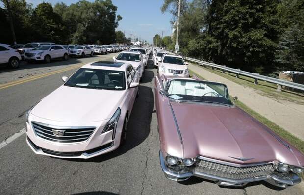 Сотни розовых Кадиллаков проводили в последний путь певицу Арету Франклин Aretha Franklin, cadillac, авто, автомобили, звезды, знаменитость, певица, похороны