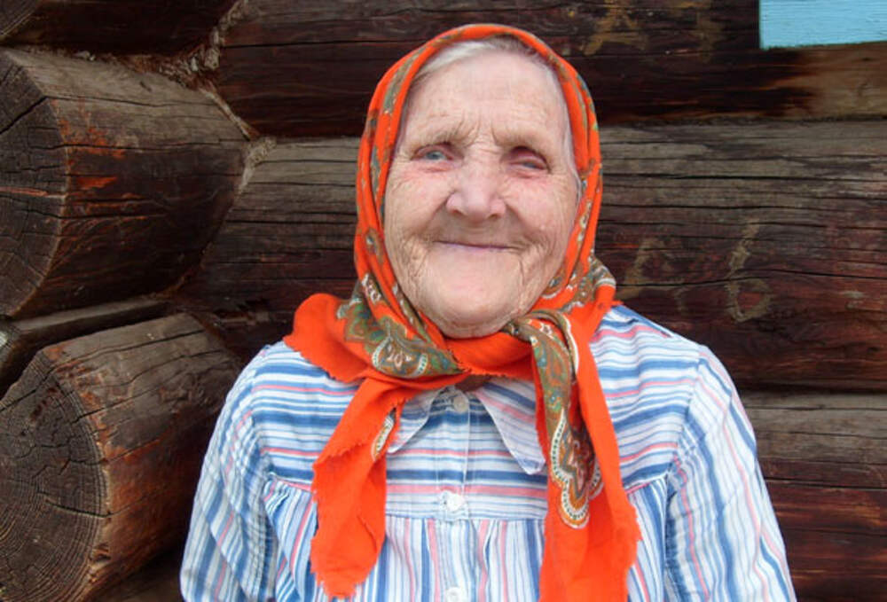 Бабушка форева. Бабуля в платочке. Старуха в платке. Бабка в платке. Бабуся в платочке.
