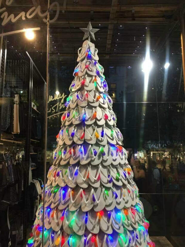 Новогодняя елка из вьетнамок.