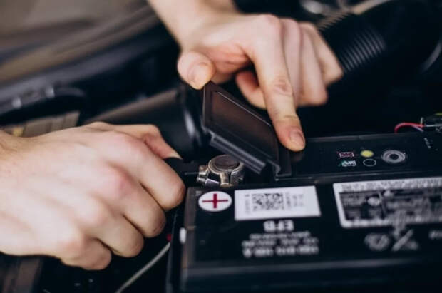 Эксперт Ершов рассказал о главных ошибках при запуске аккумулятора в мороз
