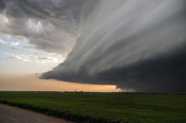 ominous-sculpted-supercell-thunderstorm-advances-over