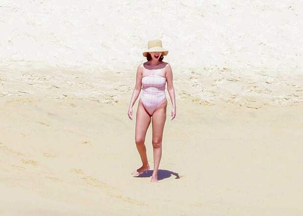 Внешность Селены Гомес в купальнике на фото папарацци вызвала споры в сети