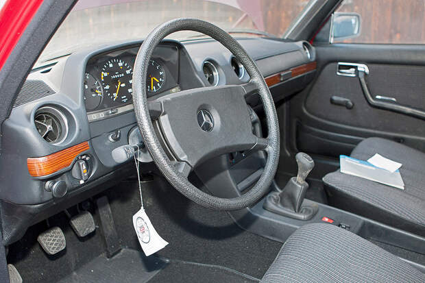 Счастливый владелец новенького 30-летнего Мерседеса 240D, mercedes, mercedes-benz